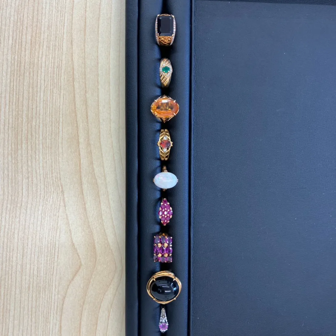 先日、買取サービスをご利用いただき、多くの指輪をお譲りいただ...