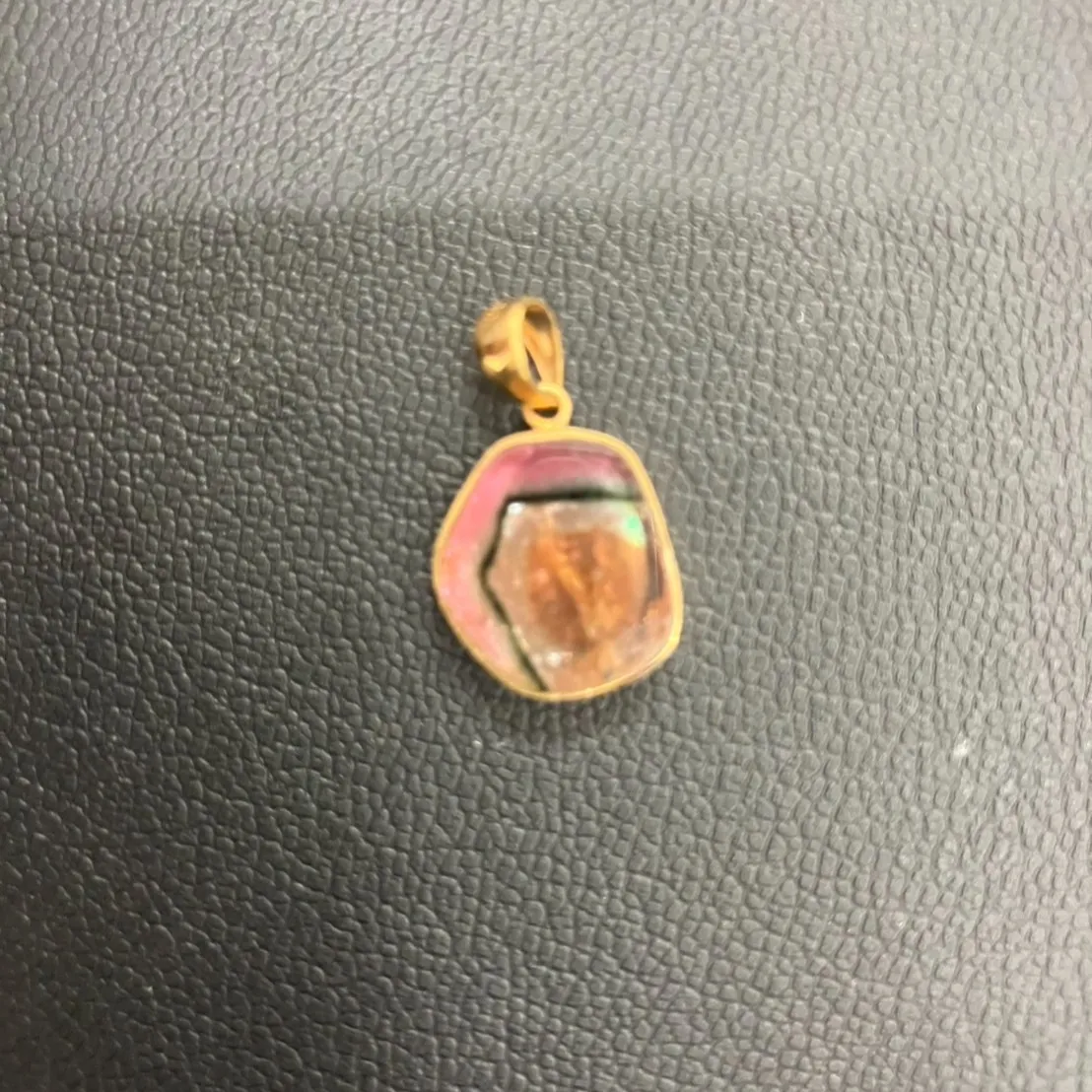 お母さまから「使わなくなったペンダントトップを売りに行って」...