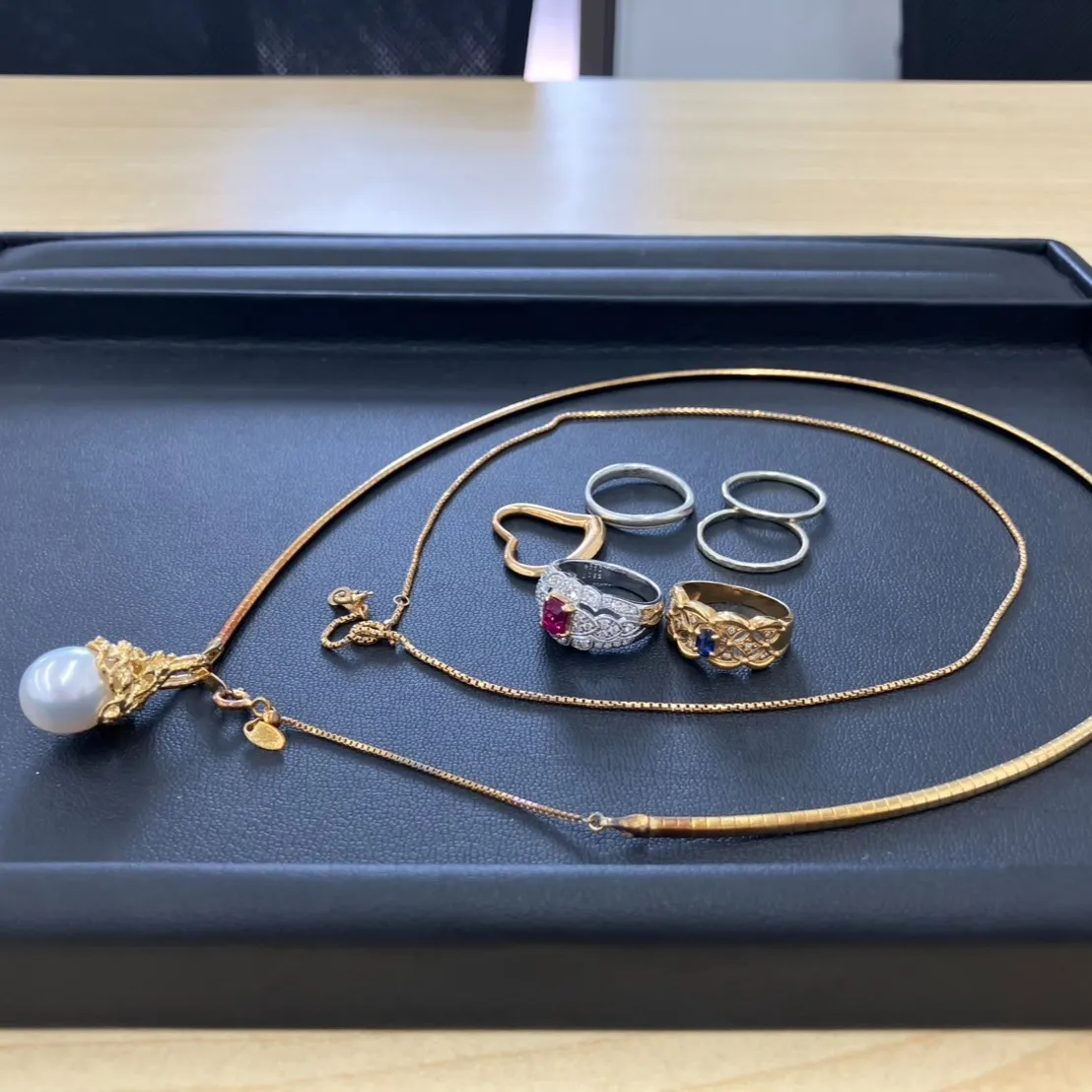 本日、お足の悪い親戚の方から依頼を受けた特別なジュエリーをお...