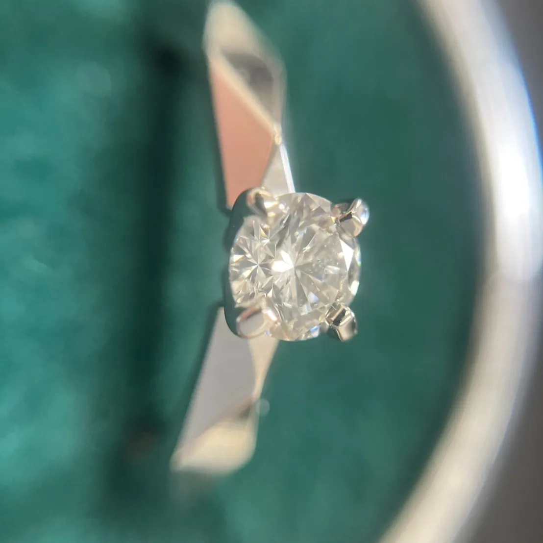 輝く宝石と洗練されたデザインが施された奇麗な指輪をお持ちいた...