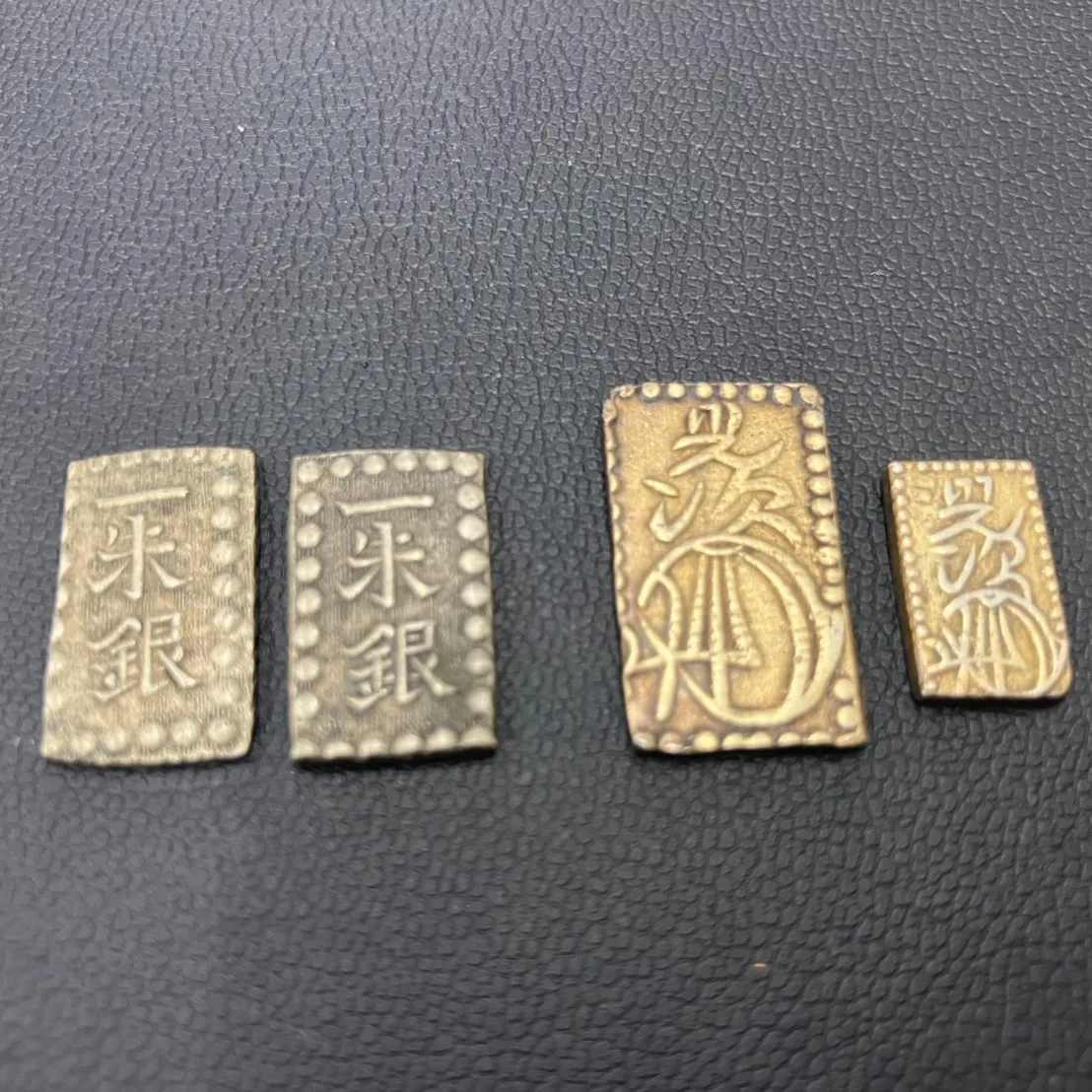 弊店に天保二朱金、明治二分金、一朱銀が持ち込まれました。