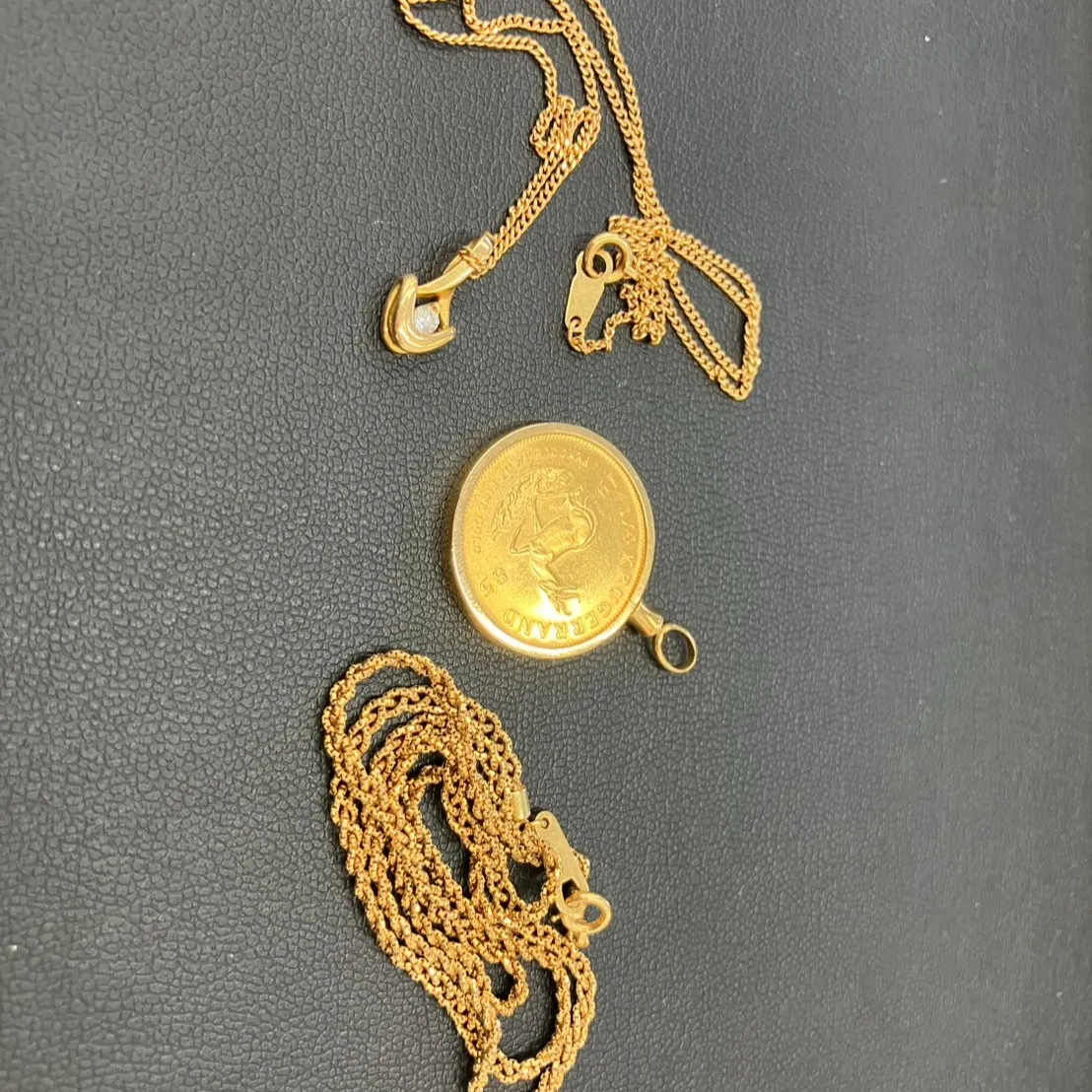 午前中、お客様が当店にお見えになり、大切な品物をお持ちいただ...