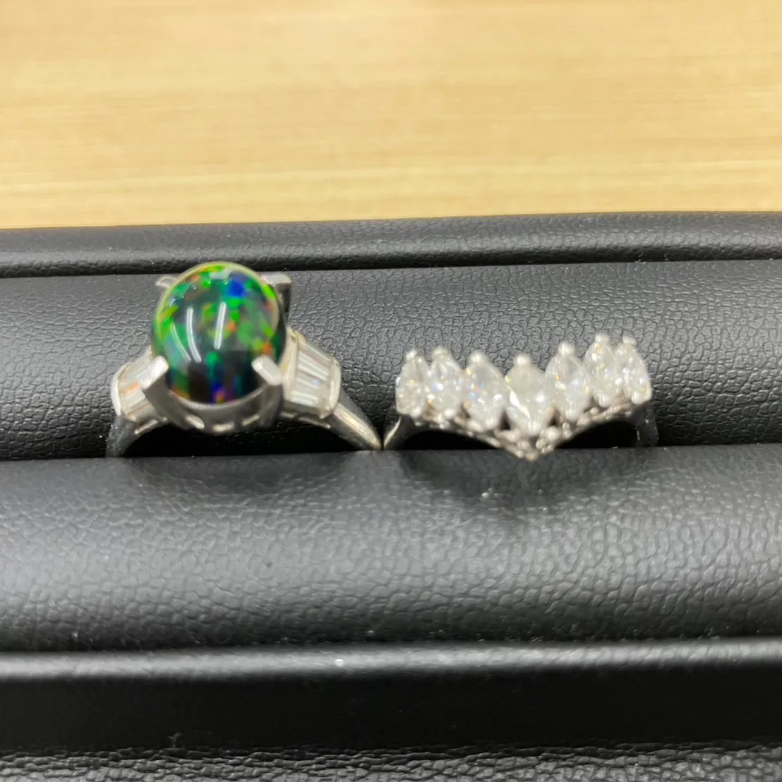 先日、祖母の家を整理していた際に、古い物品がいくつか見つかり...