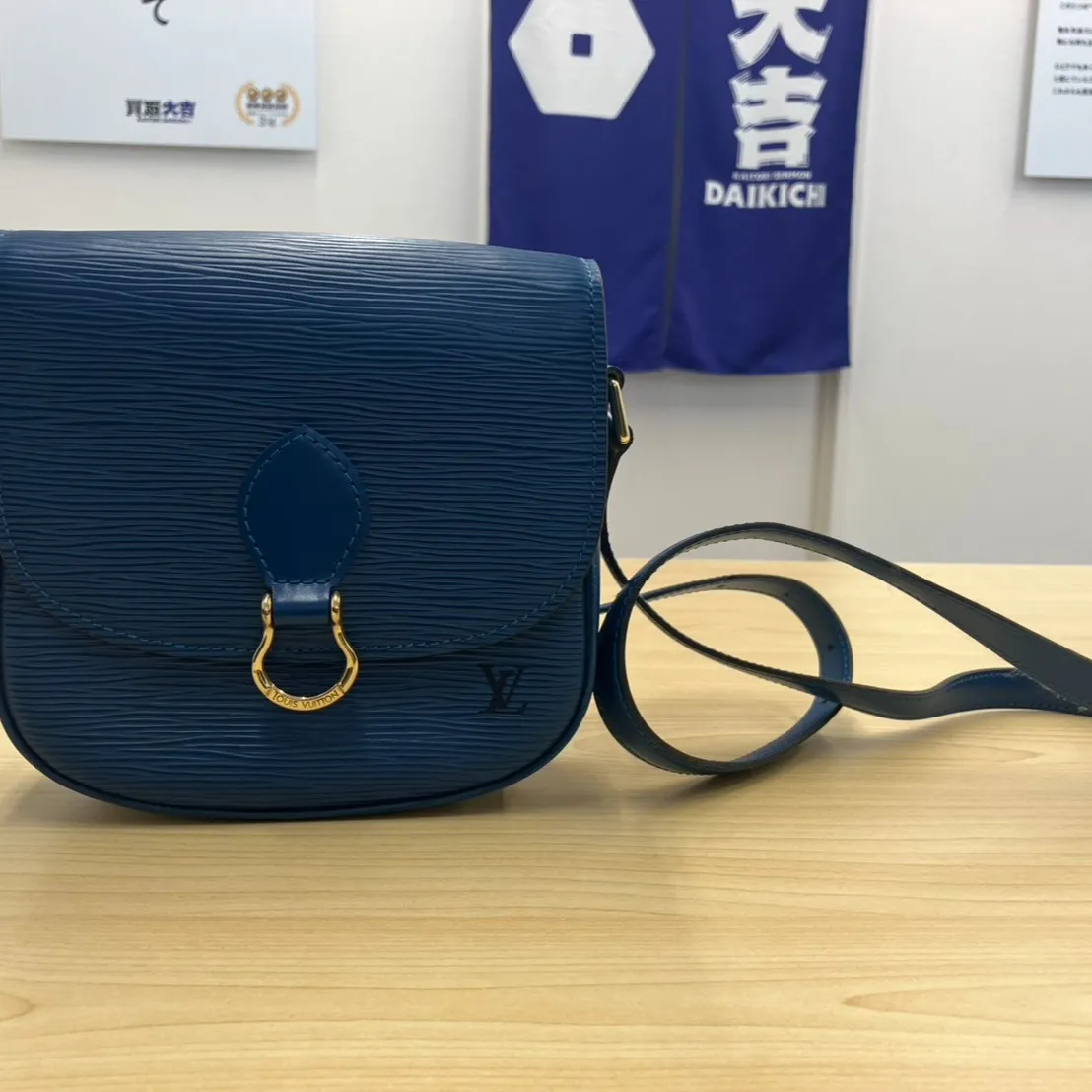 今日、お店に訪れたお客様が、亡きお祖母様が残したというカバン...