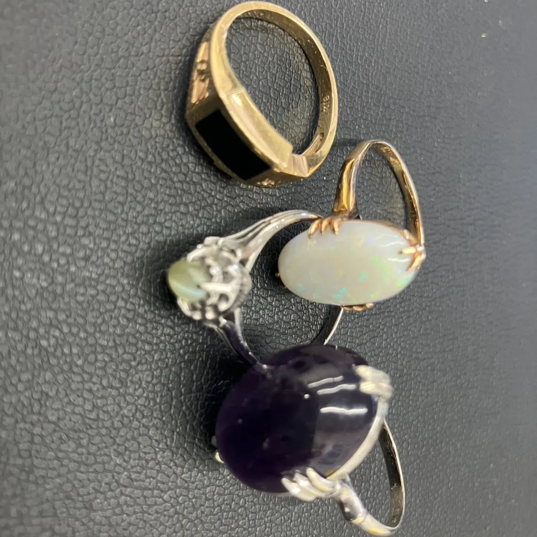 先日、貰ったけど趣味ではなかったという指輪が持ち込まれました...