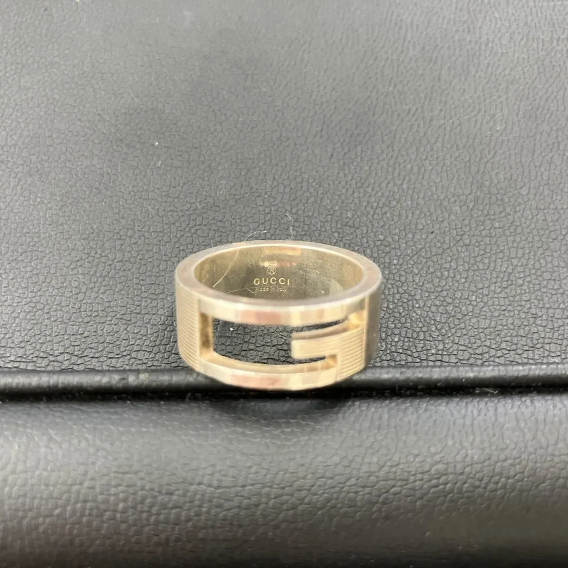 グッチの指輪が新しい旅に出ました。